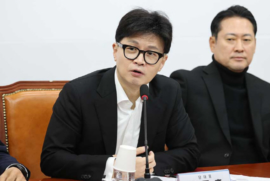 한동훈 국민의힘 대표가 2일 국회 본청에서 열린 당 최고위원회의에서 모두발언을 하고 있다. 오른쪽은 장동혁 수석최고위원.<국민의힘 홈페이지 사진 갈무리>